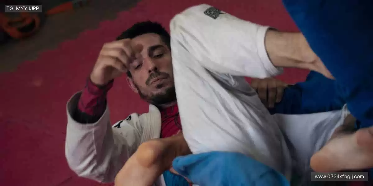 「从球衣到签名纪念品，你的热爱值得专属收藏！🎯点击探索，把偶像带回家！」